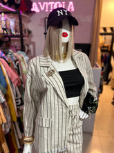 Cargar imagen en el visor de la galería, Blazer beige lineas negras
