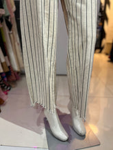 Cargar imagen en el visor de la galería, Pantalón beige lineas negras
