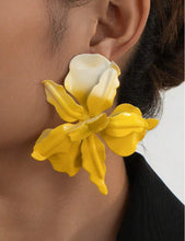 Cargar imagen en el visor de la galería, Aretes maxi flores amarillas
