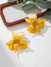 Cargar imagen en el visor de la galería, Aretes maxi flores amarillas
