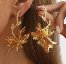 Cargar imagen en el visor de la galería, Aretes hojas doradas

