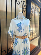 Cargar imagen en el visor de la galería, Vestido blanco estampado azul verde
