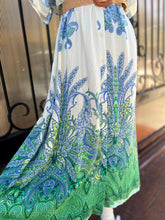 Cargar imagen en el visor de la galería, Vestido blanco estampado azul verde
