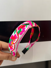 Cargar imagen en el visor de la galería, Diadema rosa bordaad
