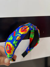 Cargar imagen en el visor de la galería, Diadema azul bordado colores
