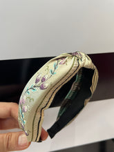 Cargar imagen en el visor de la galería, Diadema bordado floral
