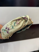 Cargar imagen en el visor de la galería, Diadema bordado floral
