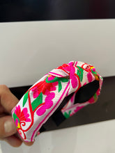 Cargar imagen en el visor de la galería, Diadema rosa bordaad
