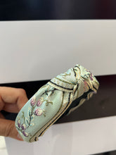 Cargar imagen en el visor de la galería, Diadema pastel bordada

