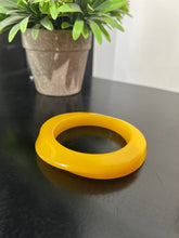 Cargar imagen en el visor de la galería, Pulsera acrílico amarilla
