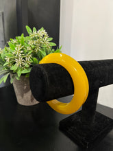 Cargar imagen en el visor de la galería, Pulsera acrílico amarilla
