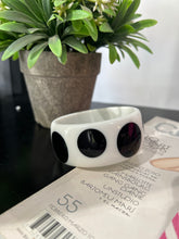 Cargar imagen en el visor de la galería, Pulsera chunky blanca con lunares

