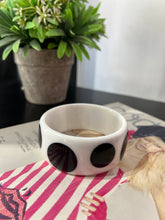 Cargar imagen en el visor de la galería, Pulsera chunky blanca con lunares
