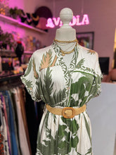 Cargar imagen en el visor de la galería, Vestido estampado hojas verdes
