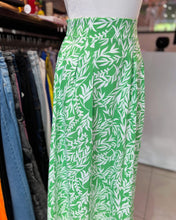 Cargar imagen en el visor de la galería, Maxi falda verde con blanco
