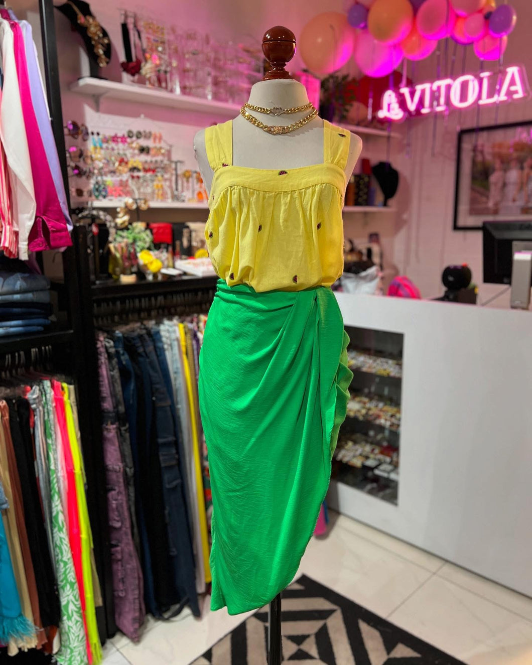 Falda verde drapeada