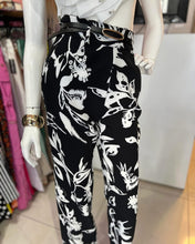 Cargar imagen en el visor de la galería, Pantalon negro flores blancas
