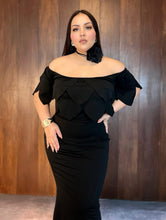 Cargar imagen en el visor de la galería, Maxi vestido hombros descubiertos petalos
