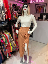 Cargar imagen en el visor de la galería, Falda midi flor camel

