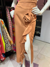 Cargar imagen en el visor de la galería, Falda midi flor camel
