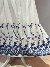 Cargar imagen en el visor de la galería, Set blusa &amp; falda bordada
