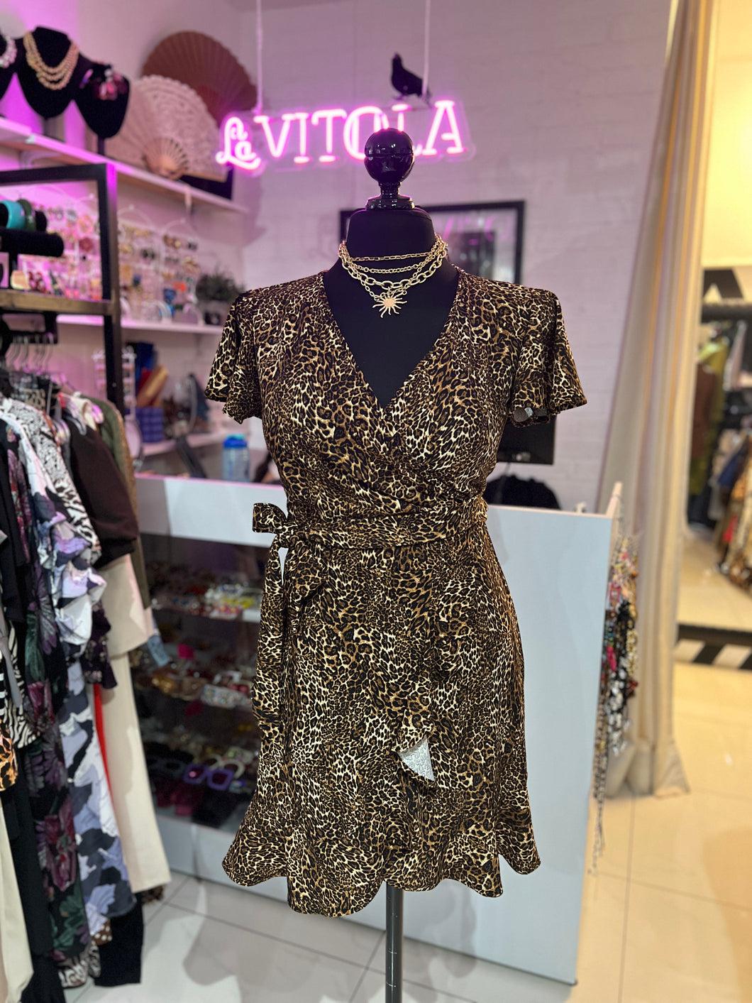 Vestido leopardo envolvente