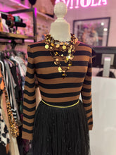 Cargar imagen en el visor de la galería, Blusa punto rayas negro &amp; café
