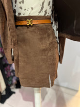 Cargar imagen en el visor de la galería, Set blazer &amp; falda gamuza chocolate
