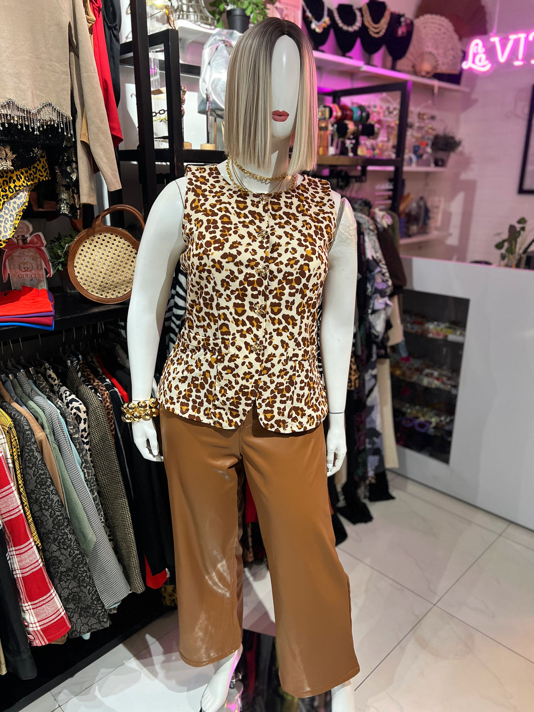 Pantalón efecto piel con cinturón