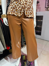 Cargar imagen en el visor de la galería, Pantalón efecto piel con cinturón

