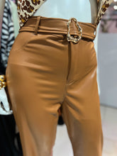 Cargar imagen en el visor de la galería, Pantalón efecto piel con cinturón

