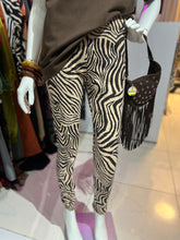 Cargar imagen en el visor de la galería, Pantalon estampado zebra
