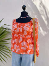 Cargar imagen en el visor de la galería, Blusa naranja floral
