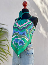 Cargar imagen en el visor de la galería, Top saten estampado nudo en espalda
