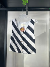 Cargar imagen en el visor de la galería, Chaleco rayas blanco &amp; negro
