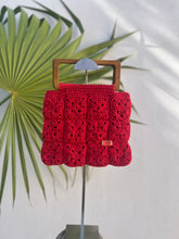Cargar imagen en el visor de la galería, Bolso crochet rojo asa madera
