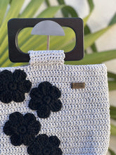 Cargar imagen en el visor de la galería, Bolso crochet gris flores y asa negra
