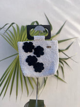 Cargar imagen en el visor de la galería, Bolso crochet gris flores y asa negra
