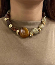 Cargar imagen en el visor de la galería, Collar piedras tonos cafés
