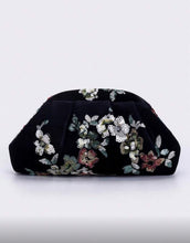 Cargar imagen en el visor de la galería, Bolso de mano terciopelo bordado
