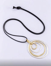 Cargar imagen en el visor de la galería, Collar largo caucho circulos
