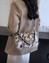 Cargar imagen en el visor de la galería, Bolso crossbody efecto pelo
