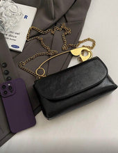 Cargar imagen en el visor de la galería, Bolso negro maxi broche
