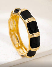 Cargar imagen en el visor de la galería, Pulsera dorada esmalte negro
