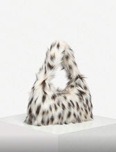 Cargar imagen en el visor de la galería, Bolso de mano efecto pelo
