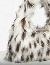 Cargar imagen en el visor de la galería, Bolso de mano efecto pelo
