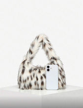 Cargar imagen en el visor de la galería, Bolso de mano efecto pelo

