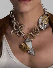 Cargar imagen en el visor de la galería, Maxi collar plateado con dorado
