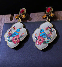 Cargar imagen en el visor de la galería, Aretes colgantes aves colores
