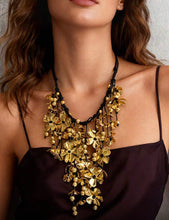Cargar imagen en el visor de la galería, Collar flores doradas maxi
